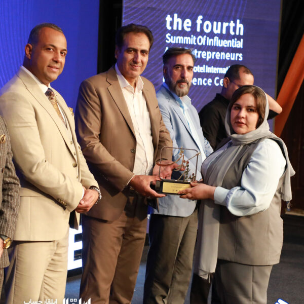 دریافت تندیس برند تاثیرگذار ملی توسط مدیرعامل محترم موسسه ایلقار حساب، خانم دکتر مهری صفری