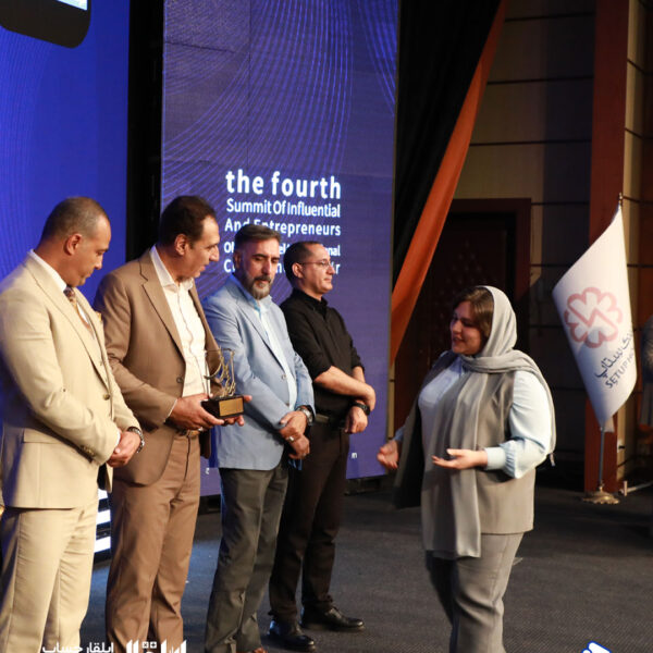 دریافت تندیس برند تاثیرگذار ملی توسط مدیرعامل محترم موسسه ایلقار حساب، خانم دکتر مهری صفری